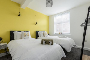 Curzon Apartment - Large 3 Bedroom Apartment ideal for large Families and Contractors! Free Parking & Wifi
